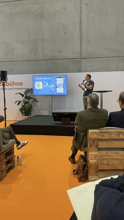 Bero Klahr presenta l'app DiaBelly durante lo Startup Pitch sul palco del congresso