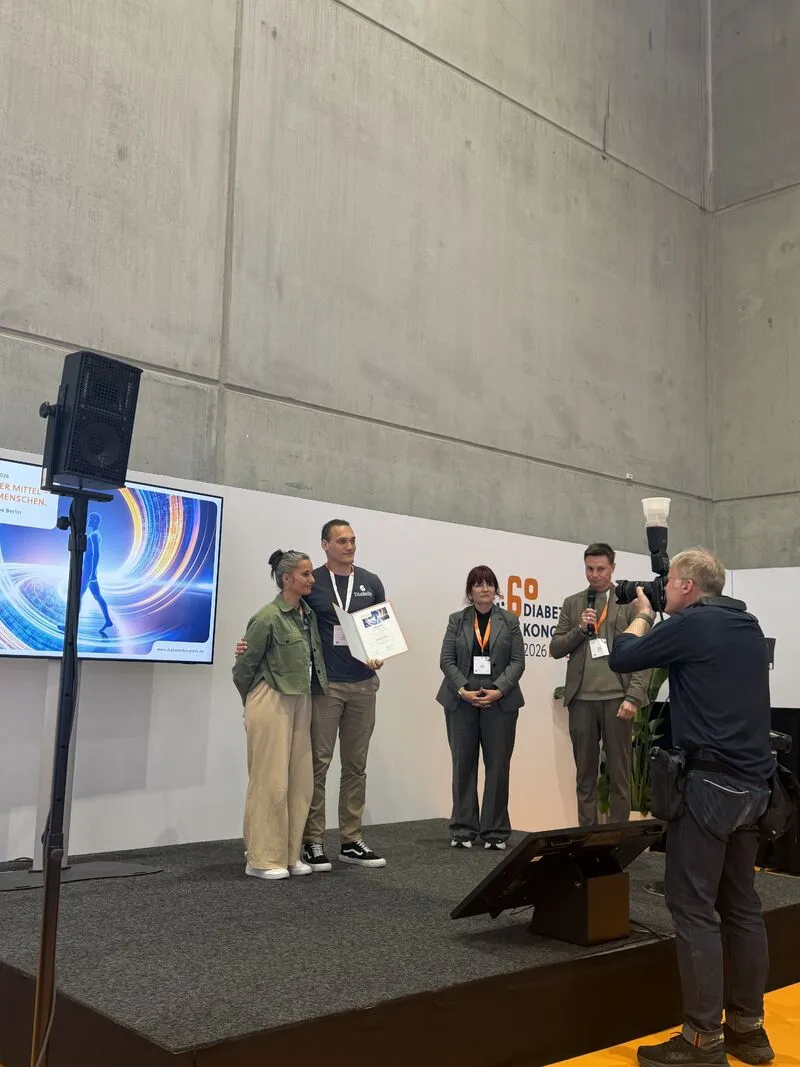 Sima e Bero Klahr ricevono il certificato dalla giuria di esperti sul palco del 60° Congresso DDG