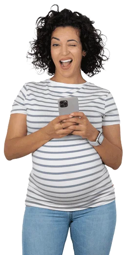 Glückliche Schwangere schaut begeistert auf ihr Smartphone mit der DiaBelly App